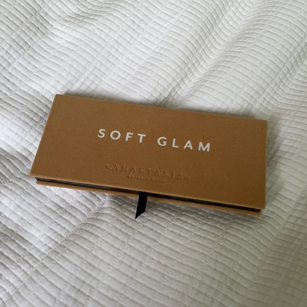 Naszradi’s Beverly Hills Soft Glam palette